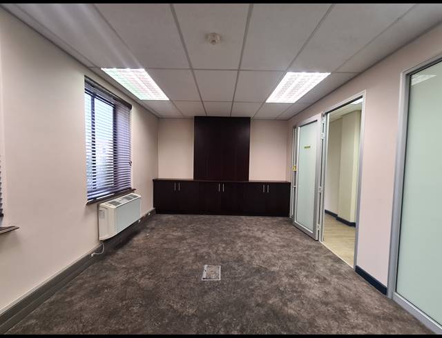 303M² OFFICE TO LET IN MAGALIESSIG